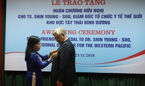 Chủ tịch nước tặng Gi&#225;m đốc WHO khu vực T&#226;y Th&#225;i B&#236;nh Dương Hu&#226;n chương hữu nghị